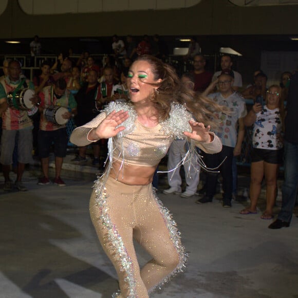 Paolla Oliveira é rainha de bateria da Grande Rio