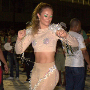 Paolla Oliveira se joga no samba em ensaio da Grande Rio na Marquês de Sapucaí, no Rio de Janeiro
