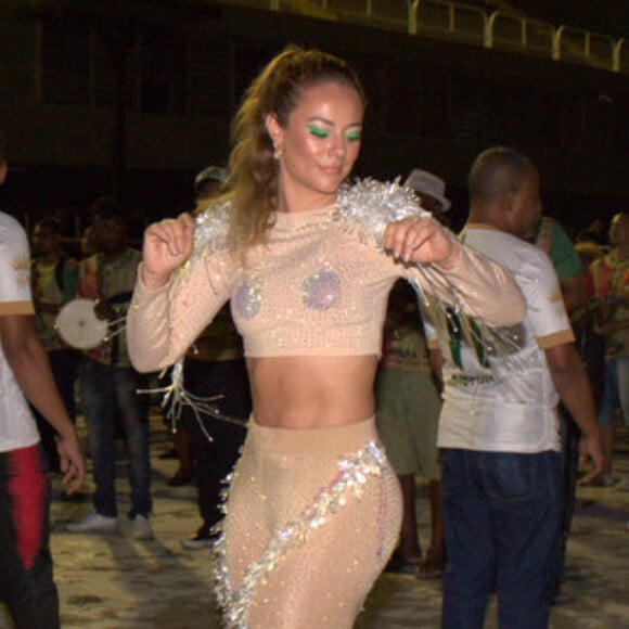 Paolla Oliveira se joga no samba em ensaio da Grande Rio na Marquês de Sapucaí, no Rio de Janeiro