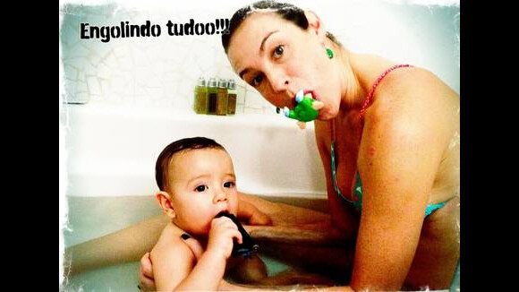 Luana Piovani toma banho de biquíni em banheira com o filho, Dom