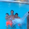 Juliana Paes entrou na piscina com os dois filhos, Pedro e Antonio, em Salt Lake, nos EUA