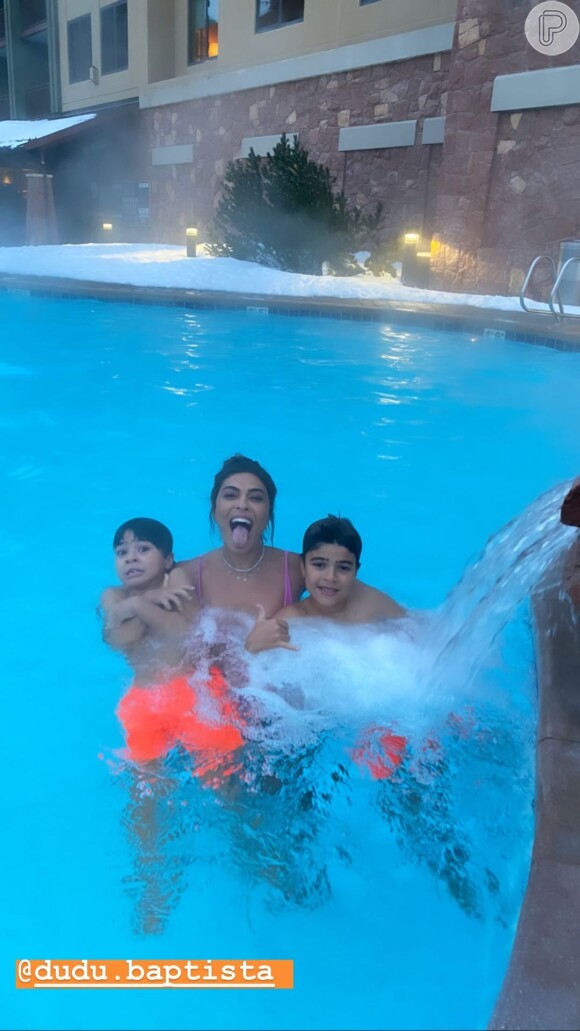 Juliana Paes entrou na piscina com os dois filhos, Pedro e Antonio, em Salt Lake, nos EUA