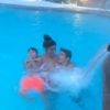 Juliana Paes se divertiu na piscina do resort com os filhos, Pedro e Antonio