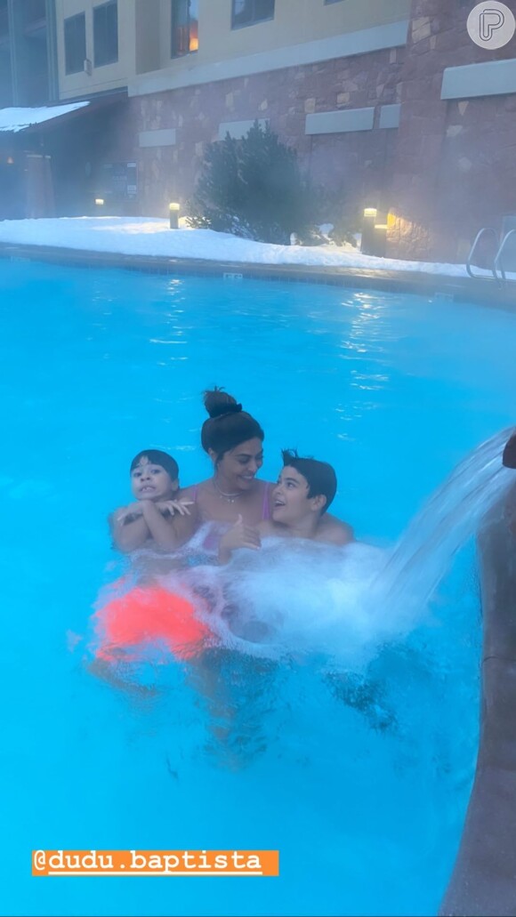 Juliana Paes se divertiu na piscina do resort com os filhos, Pedro e Antonio