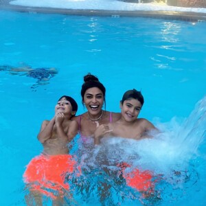 Os filhos de Juliana Paes, Antonio e Pedro, se divertiram na água com a atriz