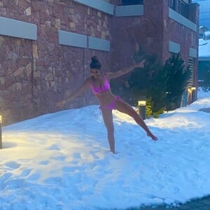 Juliana Paes não teve medo de caminhar pela neve usando apenas biquíni