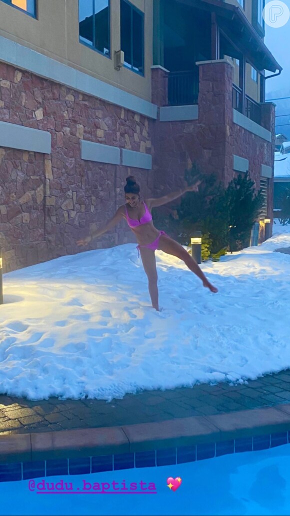 Juliana Paes não teve medo de caminhar pela neve usando apenas biquíni