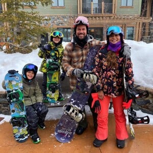 Juliana Paes, o marido, Eduardo Baptista, e os filhos, Pedro e Antonio, estão na cidade de Park City, em Utah