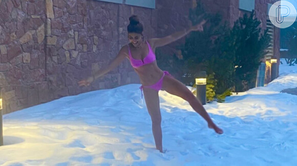 Juliana Paes encara neve de biquíni e curte piscina com filhos nos EUA. Veja fotos postadas no sábado, dia 25 de janeiro de 2020