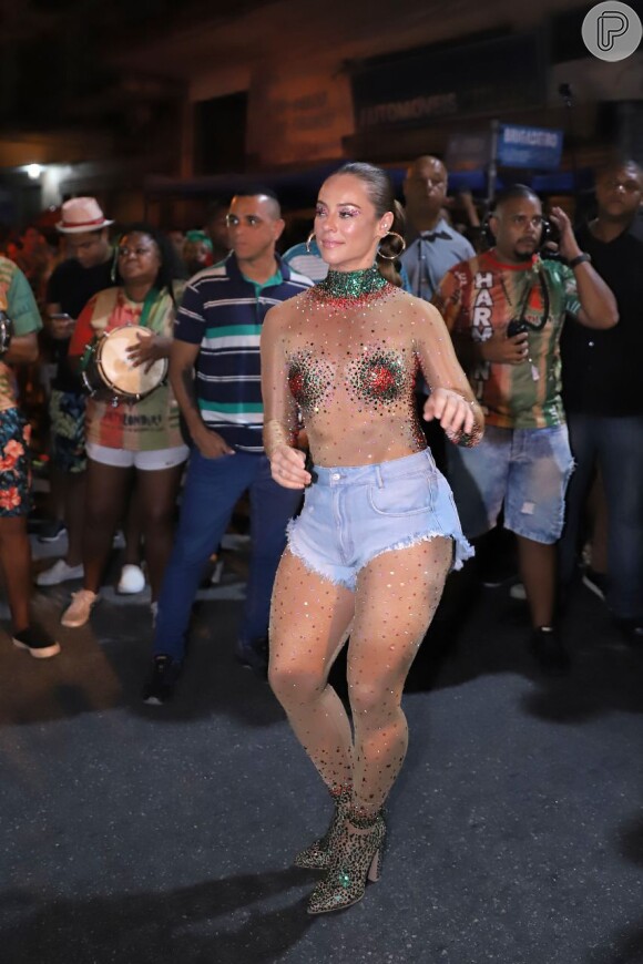 Paolla Oliveira mostra samba no pé no ensaio de rua da Grande Rio, em Duque de Caxias