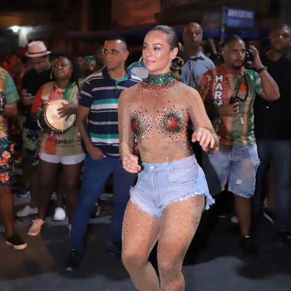 Paolla Oliveira mostra samba no pé no ensaio de rua da Grande Rio, em Duque de Caxias