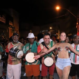 Paolla Oliveira samba à frente dos ritmistas da Grande Rio