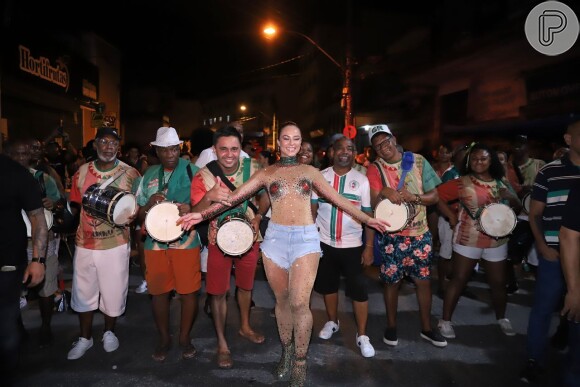 Paolla Oliveira samba à frente dos ritmistas da Grande Rio
