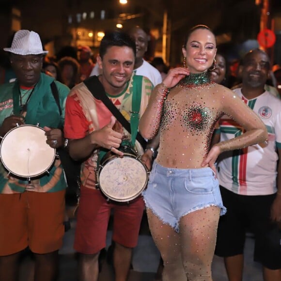 Paolla Oliveira é rainha de bateria da Grande Rio, escola de Duque de Caxias