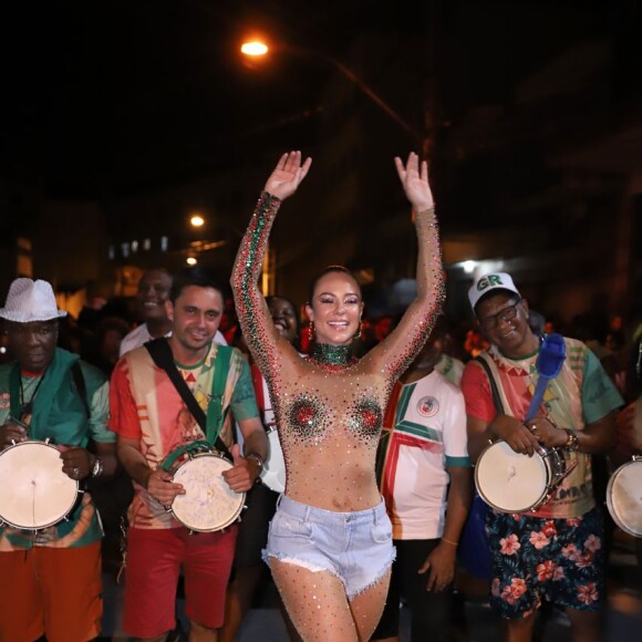 Paolla Oliveira exibe corpão em look transparente