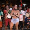 Paolla Oliveira mostra samba no pé no ensaio de rua da Grande Rio, escola da qual é rainha de bateria