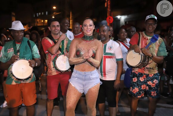 Paolla Oliveira mostra samba no pé no ensaio de rua da Grande Rio, escola da qual é rainha de bateria