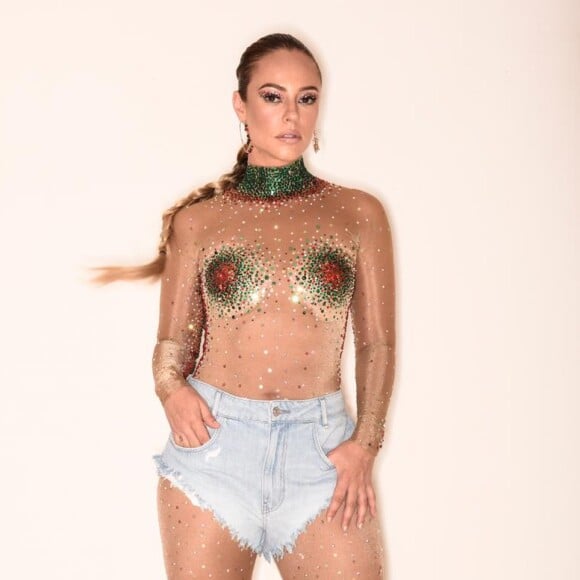 Paolla Oliveira apostou em shortinho jeans para completar look