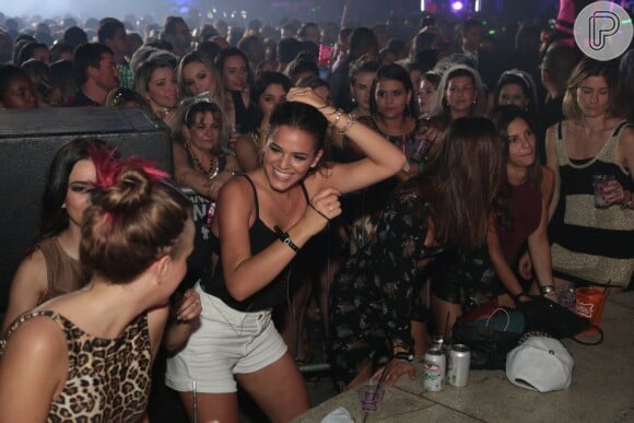 Bruna Marquezine aproveitou a noite na área vip, dançando muito ao lado das amigas