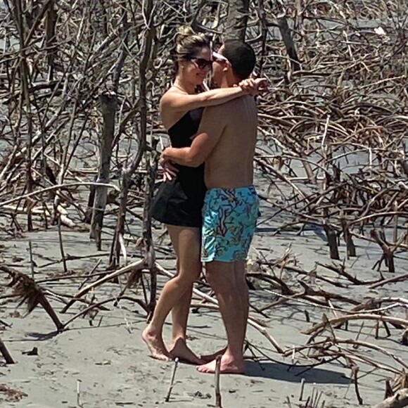 Wesley Safadão e Thyane Dantas relaxaram no cenário paradisíaco