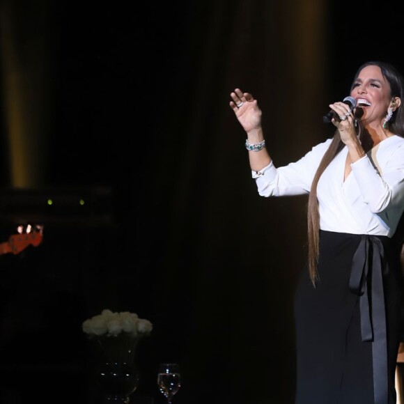 Ivete Sangalo apostou em look p&b para evento