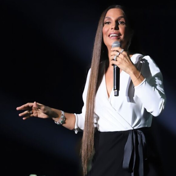 Ivete Sangalo exibidiu visual e chamou atenção do público: 'Show mais lindo! Que lindo o teatro e a energia que tivemos hoje'