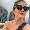 Aline Gotschalg alia óculos retrô a choker de estrelas em look de verão