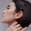 Manu Gavassi estrela ensaio com joias minimalistas e sofisticadas; atriz aposta em grampo de cabelo em formato geométrico inspirador