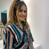 Maisa Silva combina look colorido em listras com pochete transparente