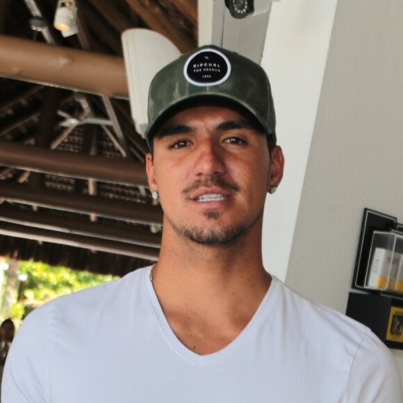 Gabriel Medina beijou Hariany Almeida em boate de São Paulo, segundo a colunista Fábia Oliveira, do jornal 'O Dia', nesta sexta-feira, 31 de janeiro de 2020