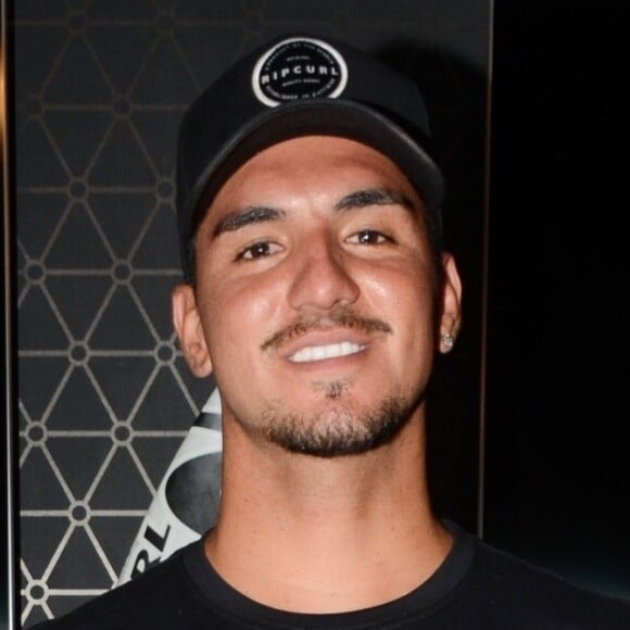 Gabriel Medina teria se encontrado com Bruna Griphao em aeroporto de São Paulo e levado a atriz para sua casa de Maresias, litoral de São Paulo, no fim de 2019