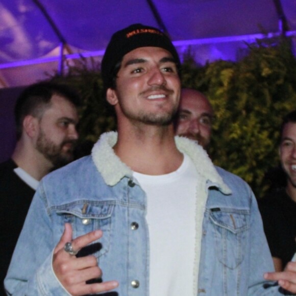 Gabriel Medina e Hariany Almeida teriam trocado beijos em boate de São Paulo, segundo a colunista Fábia Oliveira, do jornal 'O Dia', nesta sexta-feira, 31 de janeiro de 2020