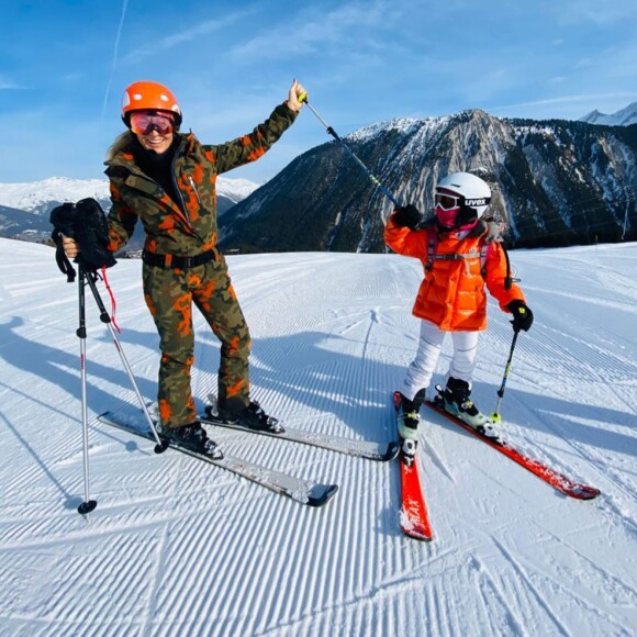 Angélica e a filha, Eva, esquiaram pelas montanhas do local