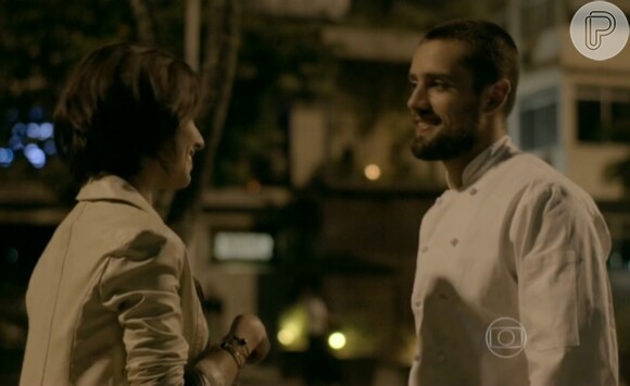 Dias depois, Maria Clara (Andréia Horta) e Vicente (Rafael Cardoso) saem para jantar e não param de pensar um no outro