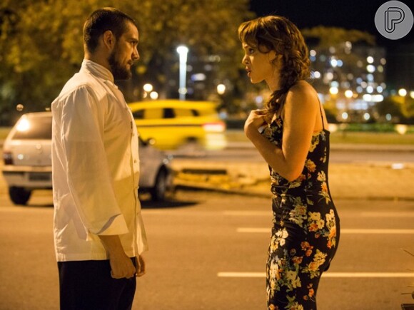 Ao ver namorado voltar de carona de um jantar com Maria Clara (Andréia Horta), Cristina (Leandra Leal) decide terminar o relacionamento