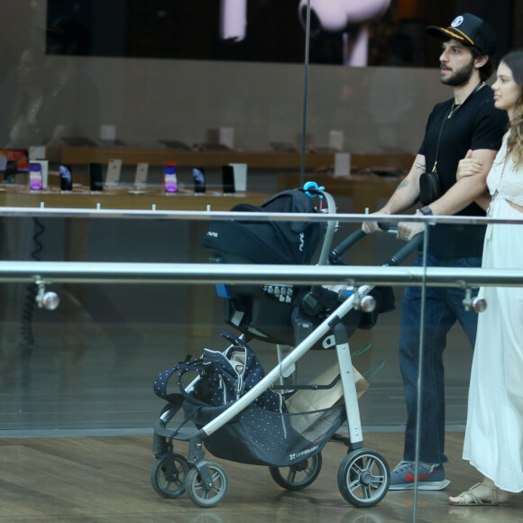 Em dia de folga nas gravações, Chay Suede foi visto em família no shopping