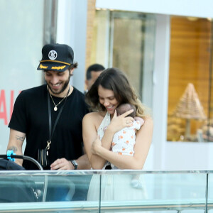 Laura Neiva e Chay Suede foram fotografados sorridentes durante passeio