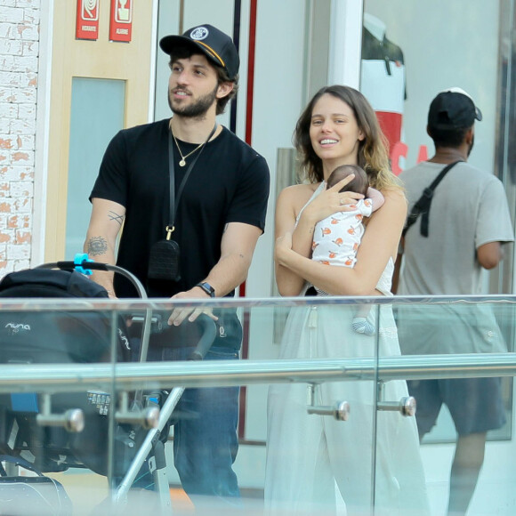 Laura Neiva e o marido, Chay Suede, estavam sorridentes durante o passeio