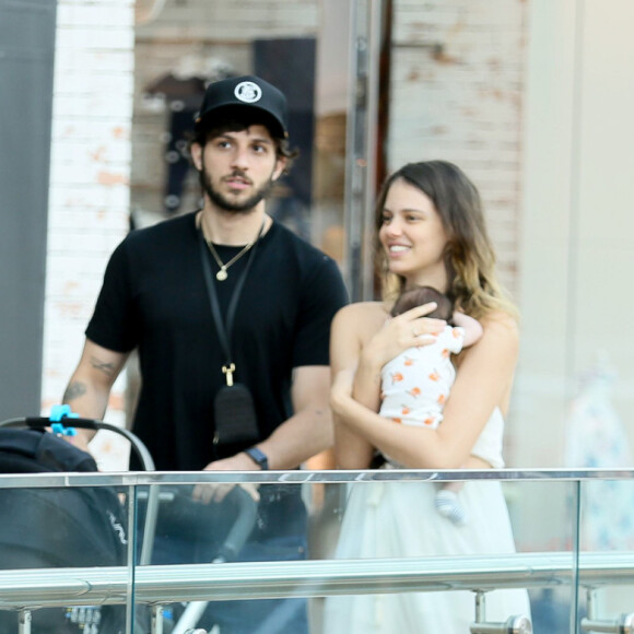 Chay Suede e Laura Neiva caminharam em shopping na companhia da filha, Maria, de 1 mês