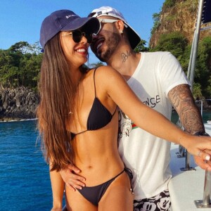 Kevinho e a namorada, Gabriela Versiani, fazem fotos românticas em viagem a Fernando de Noronha