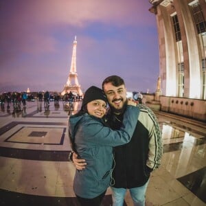 Maraisa posou com o irmão mais novo, Marco Cesar, durante a passagem por Paris, na França