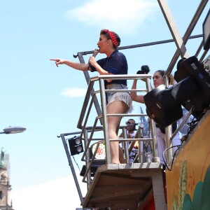 Claudia Leitte estreou nas ruas do Rio de Janeiro com seu trio elétrico pelo Bloco Carnaval Square