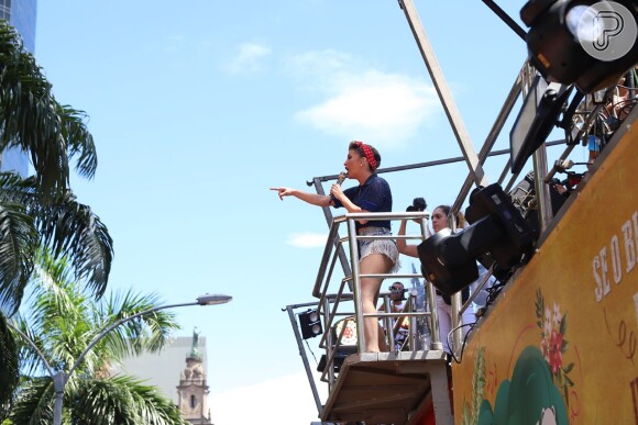 Claudia Leitte estreou nas ruas do Rio de Janeiro com seu trio elétrico pelo Bloco Carnaval Square