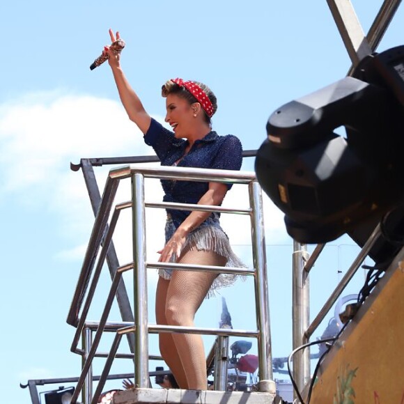 Claudia Leitte subiu ao trio elétrico na manhã deste domingo, 9 de fevereiro de 2020