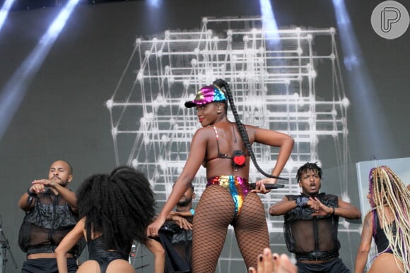Iza aposta em look com hotpants cavado repleto de paetês coloridos em show no 'Verão Tim', no Rio de Janeiro, em 09 de fevereiro de 2020
