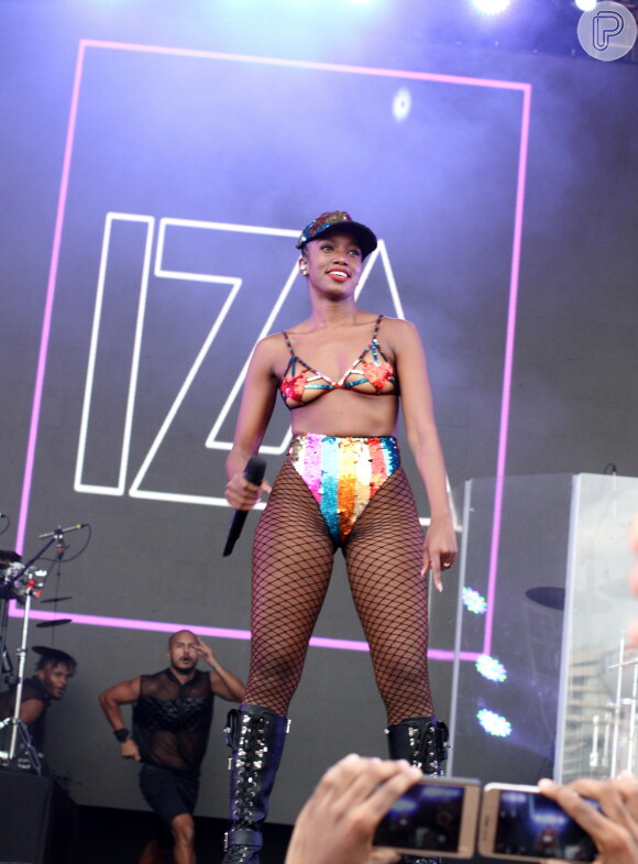 Iza compõe look com meia arrastão e bota de cano longo em show no 'Verão Tim', no Rio de Janeiro, em 09 de fevereiro de 2020