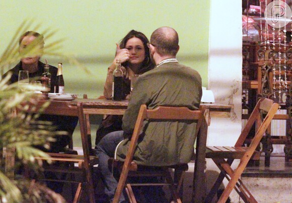 Nanda Costa saiu para jantar com amigos em um restaurante do Jardim Botânico, na Zona Sul do Rio de Janeiro