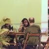 Nanda Costa saiu para jantar com amigos em um restaurante do Jardim Botânico, na Zona Sul do Rio de Janeiro. A atriz, que está no ar na novela 'Império', escolheu uma mesa ao ar livre e acenou para o fotógrafo ao perceber que estava sendo clicada