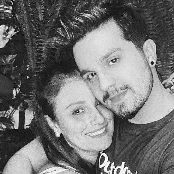 Luan Santana e a mãe, Marizete, posaram juntos em foto postada pelo cantor para parabenizá-la