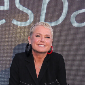 Xuxa Meneghel diz que nunca beijou mais de um no mesmo dia: 'Só beijo se eu já gostar muito. Por isso não beijaria dois'